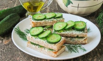 ساندویچ پنیر، خیار و گوجه