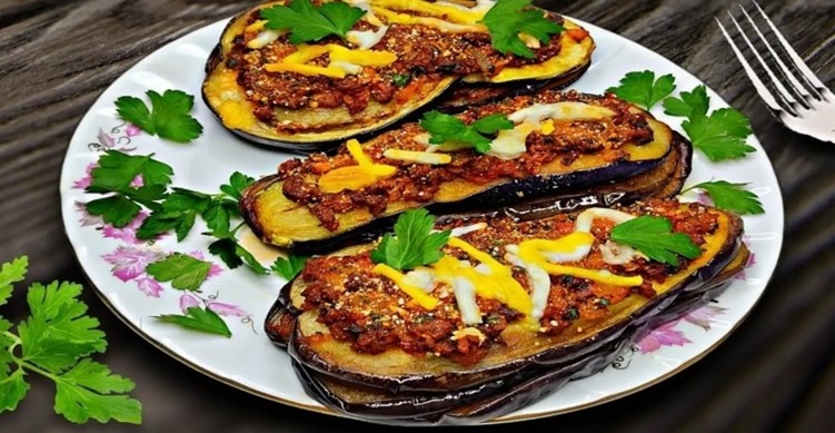 کاسرول بادمجان با گوشت چرخ‌کرده و پنیر