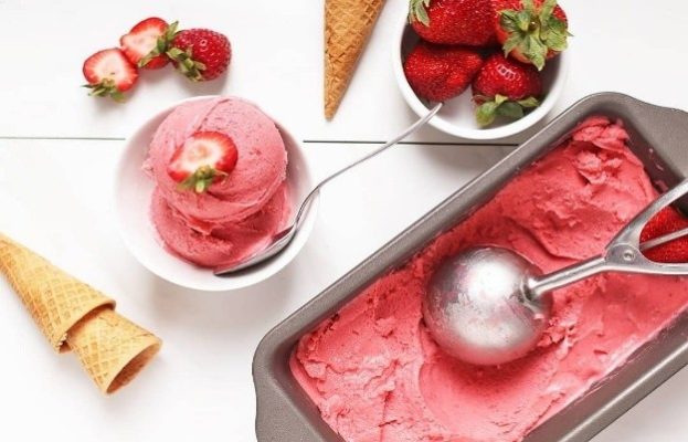 بستنی ماستی میوه‌ای